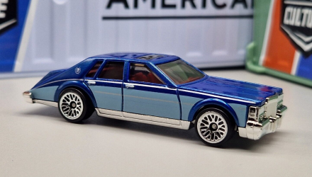 Машинка Базовая Hot Wheels '82 Cadillac Seville The `80S 1:64 HKJ64 Dark Blue - Retromagaz, image 2