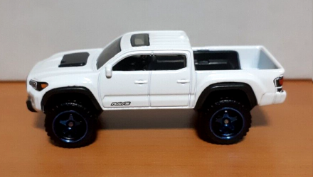 Машинка Базовая Hot Wheels '20 Toyota Tacoma Baja Blazers 1:64 HKG75 White - Retromagaz, image 2