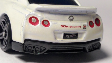 Машинка Базовая Hot Wheels '17 Nissan GT-R (R35) 2020 Model 50 Anniversary Version Speed Graphics 1:64 GHC83 White - Retromagaz, image 6