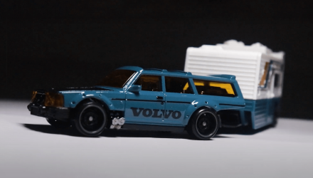 Машинка Базовая Hot Wheels 2шт Volvo 240 и Транспортер Drift Camper Track Fleet 1:64 HVD99 Teal - Retromagaz, image 3