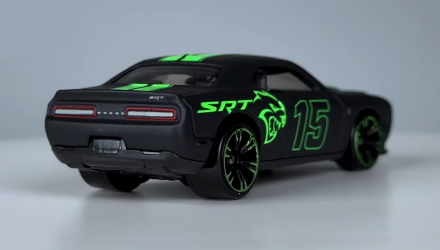 Тематическая Машинка Hot Wheels '15 Dodge Challenger SRT Hellcat Neon Speeders 1:64 HLH72/HRW80 Black - Retromagaz, image 2