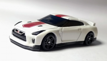 Машинка Базовая Hot Wheels '17 Nissan GT-R (R35) 2020 Model 50 Anniversary Version Speed Graphics 1:64 GHC83 White - Retromagaz, image 2