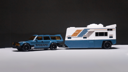 Машинка Базовая Hot Wheels 2шт Volvo 240 и Транспортер Drift Camper Track Fleet 1:64 HVD99 Teal - Retromagaz, image 1