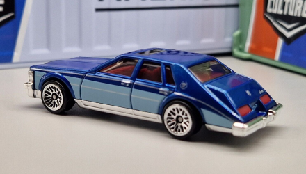 Машинка Базовая Hot Wheels '82 Cadillac Seville The `80S 1:64 HKJ64 Dark Blue - Retromagaz, image 3