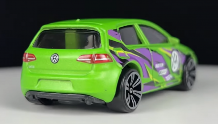 Тематическая Машинка Hot Wheels Volkswagen Golf Mk7 Neon Speeders 1:64 HLH72/HLH74 Green - Retromagaz, image 3