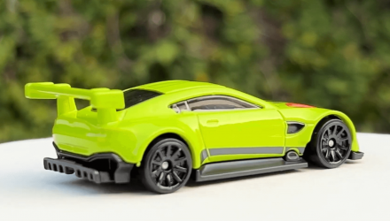 Машинка Базовая Hot Wheels Aston Martin Vantage GTE Exotics 1:64 HCT19 Green - Retromagaz, image 3