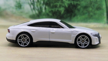 Машинка Базовая Hot Wheels Audi RS E-Tron GT Green Speed 1:64 HTB81 White - Retromagaz, image 5