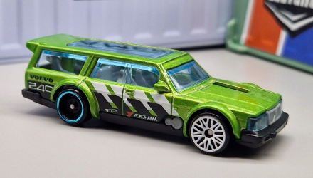 Машинка Базовая Hot Wheels Volvo 240 Drift Wagon Slammed 1:64 HKJ07 Green - Retromagaz, image 2