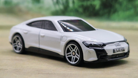 Машинка Базовая Hot Wheels Audi RS E-Tron GT Green Speed 1:64 HTB81 White - Retromagaz, image 2