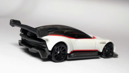 Машинка Базовая Hot Wheels Aston Martin Vulcan Factory Fresh 1:64 GHC01 White - Retromagaz, image 3