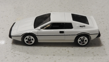 Машинка Базовая Hot Wheels Lotus Esprit S1 James Bond 007 The Spy Who Loved Me Workshop 1:64 CFG74 White - Retromagaz, image 4