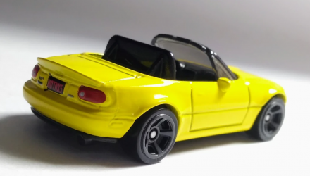 Машинка Базовая Hot Wheels '91 Mazda MX-5 Miata Roadsters 1:64 GHC71 Yellow - Retromagaz, image 3