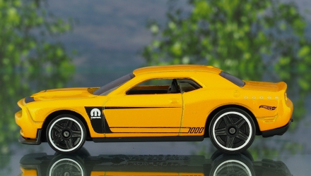 Машинка Базова Hot Wheels '15 Dodge Challenger SRT Muscle Mania 1:64 FKB06 Yellow - Retromagaz, image 3