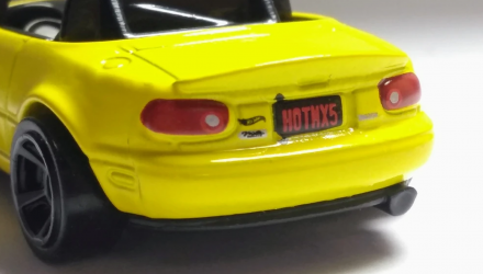 Машинка Базовая Hot Wheels '91 Mazda MX-5 Miata Roadsters 1:64 GHC71 Yellow - Retromagaz, image 6