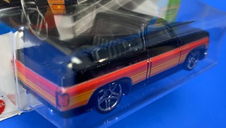 Машинка Базовая Hot Wheels '83 Chevy Silverado Slammed 1:64 HKJ06 Black - Retromagaz, image 4