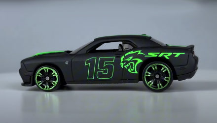 Тематическая Машинка Hot Wheels '15 Dodge Challenger SRT Hellcat Neon Speeders 1:64 HLH72/HRW80 Black - Retromagaz, image 3