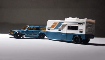 Машинка Базовая Hot Wheels 2шт Volvo 240 и Транспортер Drift Camper Track Fleet 1:64 HVD99 Teal - Retromagaz, image 2