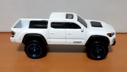 Машинка Базовая Hot Wheels '20 Toyota Tacoma Baja Blazers 1:64 HKG75 White - Retromagaz, image 3