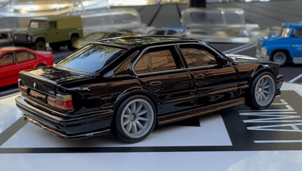 Набір Машинок Premium Hot Wheels 1991 BMW M5 E34 HKD28 Black + 2001 BMW M5 E39 HKC52 Red - Retromagaz, image 4