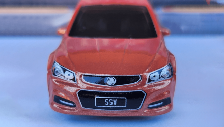 Машинка Велике Місто Matchbox Holden VF Commodore SSV Highway 1:64 HVN64 Orange - Retromagaz, image 3