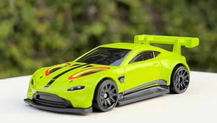 Машинка Базовая Hot Wheels Aston Martin Vantage GTE Exotics 1:64 HCT19 Green - Retromagaz, image 2