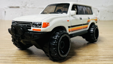 Машинка Базовая Hot Wheels Toyota Land Cruiser 80 Then and Now 1:64 HKJ41 Tan - Retromagaz, image 2