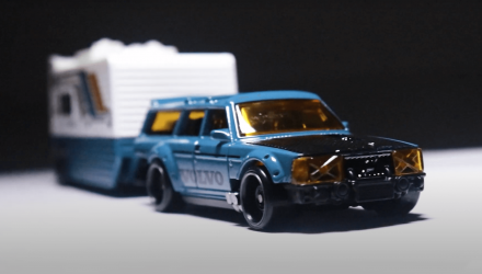 Машинка Базовая Hot Wheels 2шт Volvo 240 и Транспортер Drift Camper Track Fleet 1:64 HVD99 Teal - Retromagaz, image 4