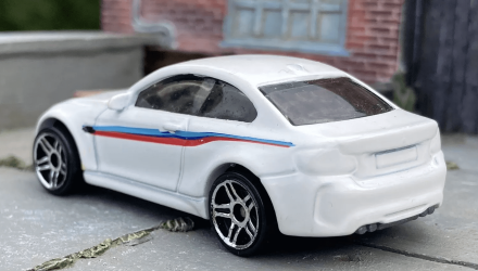 Машинка Базовая Hot Wheels 2016 BMW M2 Factory Fresh 1:64 FYC10 White - Retromagaz, image 2