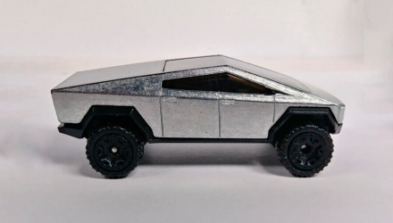 Машинка Базова Hot Wheels Tesla Cybertruck Hot Trucks 1:64 HCV57 Silver - Retromagaz, image 4