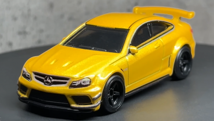 Машинка Premium Hot Wheels '12 Mercedes-Benz C 63 AMG Coupe Black Series Boulevard 1:64 GJT68/HKF23 Yellow - Retromagaz, image 2