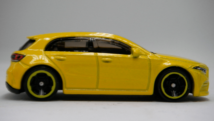 Машинка Базовая Hot Wheels '19 Mercedes-Benz A-Class Hatchbacks 1:64 HCW78 Yellow - Retromagaz, image 4