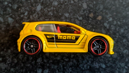 Машинка Базова Hot Wheels Volkswagen Golf GTI MOMO Volkswagen 1:64 FYF75 Yellow - Retromagaz, image 4