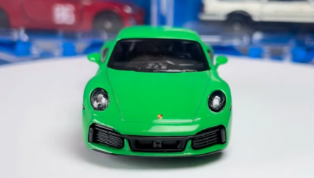 Машинка Premium MINI GT Porsche 911 Turbo S 1:64 Green - Retromagaz, image 5