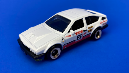 Машинка Базова Hot Wheels Alfa Romeo GTV6 3.0 Retro Racers 1:64 HKJ83 White - Retromagaz, image 2