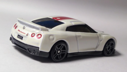 Машинка Базовая Hot Wheels '17 Nissan GT-R (R35) 2020 Model 50 Anniversary Version Speed Graphics 1:64 GHC83 White - Retromagaz, image 3