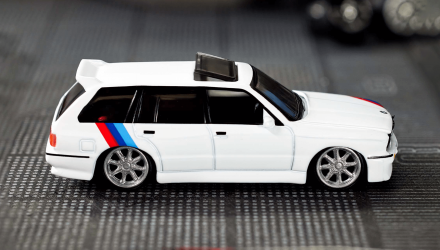 Машинка Premium Hot Wheels 1990 BMW 318i Touring Elite 64 1:64 HNJ60 White - Retromagaz, image 3