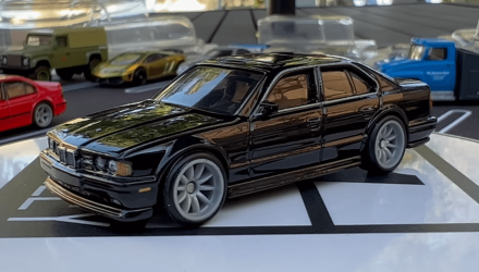 Набір Машинок Premium Hot Wheels 1991 BMW M5 E34 HKD28 Black + 2001 BMW M5 E39 HKC52 Red - Retromagaz, image 3