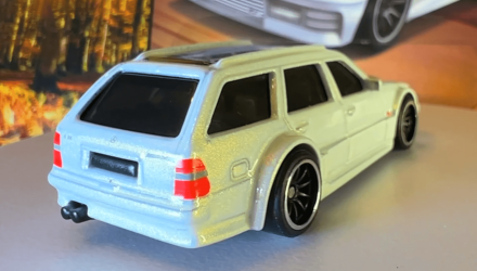 Машинка Premium Hot Wheels Mercedes-Benz AMG E 36 Estate Special Edition Boulevard 1:64 HRT78 White - Retromagaz, image 3