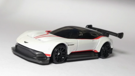 Машинка Базовая Hot Wheels Aston Martin Vulcan Factory Fresh 1:64 GHC01 White - Retromagaz, image 2