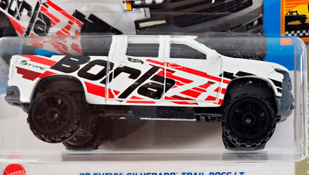 Машинка Базова Hot Wheels '19 Chevy Silverado Trail Boss LT Baja Blazers 1:64 HCW64 White - Retromagaz, image 2