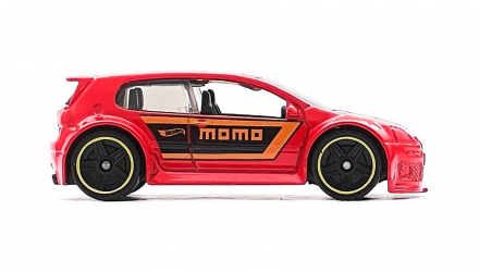 Машинка Базовая Hot Wheels Volkswagen Golf GTI MOMO Volkswagen 1:64 FYD58 Red - Retromagaz, image 4